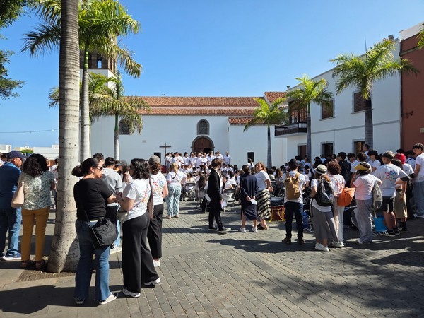 Evento cultural nocturno en Buenavista con concierto en escenario y personas bailando delante de los músicos.