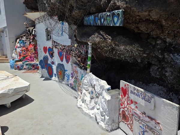 Rincón decorado con corazones pintados y elementos artísticos junto a la roca en Boca Cangrejo.